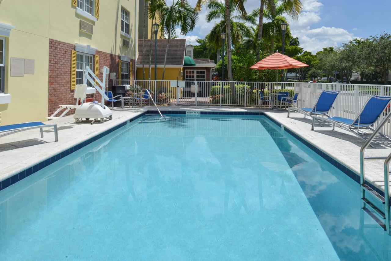 Candlewood Suites Miami Lakes By Ihg Esterno foto